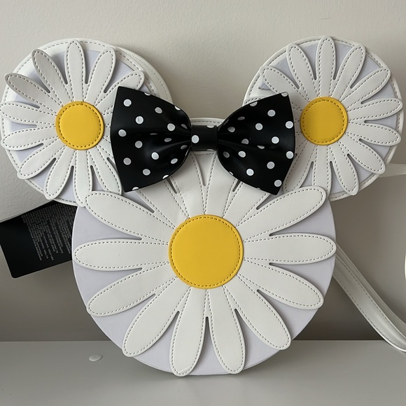Loungefly Handbags - NWT LOUNGEFLY Minnie Mouse Daisy Floral Crossbody Bag Purse Disney